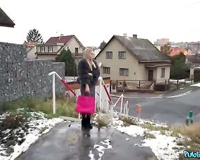 Русская очаровашка в шубе ебется на снегу и получает сперму в пилотку